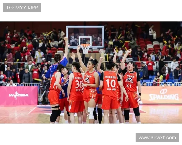 亚特兰大梦与康涅的激烈对决展现女篮实力与团队默契 亚特兰大梦与康涅的激烈对决展现女篮实力与团队默契